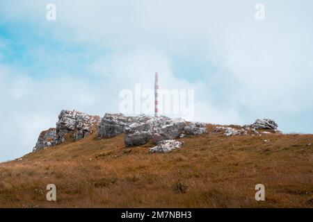 Torre di trasmissione, Chasseral, Giura bernese, Canton Berna, Svizzera Foto Stock