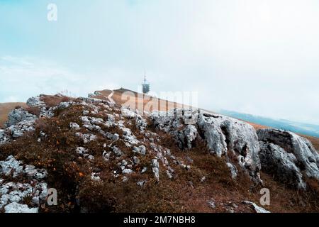 Torre di trasmissione, Chasseral, Giura bernese, Canton Berna, Svizzera Foto Stock