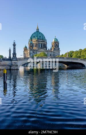 Museum Island a Berlino, Germania sul fiume Sprea. La cattedrale con Friedrichsbrücke, Berlino, Germania Foto Stock