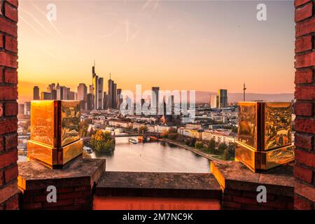 Vista del tramonto, skyline del fiume meno dall'alto. Lindnerhotel a Francoforte, Assia, Germania Foto Stock