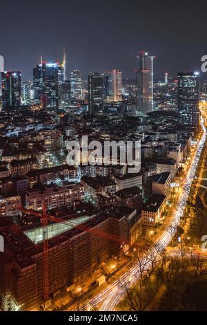 Vista dalla finestra fino alla notte e illuminato Francoforte. Marriott Hotel, Assia, Germania Foto Stock