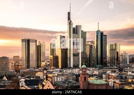 Vista dalla cattedrale nel canyon stradale della città. Splendida vista con tramonto, Francoforte sul meno, Assia Germania Foto Stock