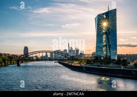 Panorama della città al tramonto, splendida vista sul fiume meno verso lo skyline e le rive della Banca Centrale europea, Francoforte sul meno, Assia Germania Foto Stock