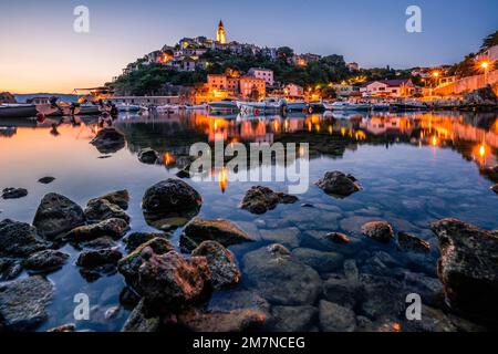 Vista mattutina di un luogo mediterraneo sul mare, splendido skyline illuminato della città di Vrbnik e della sua baia. Isola di krk, Croazia Foto Stock