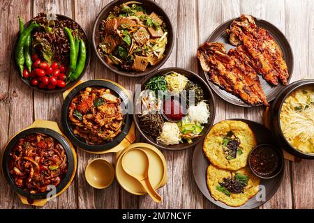 Cibo tradizionale coreano, stufato, bibimbap, alcol tradizionale Foto Stock