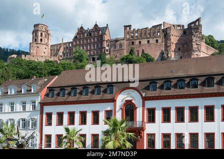 Heidelberg, Baden-Wuerttemberg, Germania, Europa, Karlsplatz veduta dell'Accademia delle Scienze, Castello di Heidelberg sullo sfondo Foto Stock
