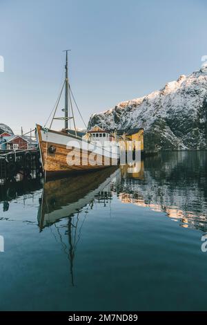 Nusfjord, barca da pesca, barca, villaggio di pescatori, Lofoten, Nordland, Norvegia Foto Stock