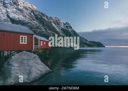 Nusfjord, cabina con vista mare, villaggio di pescatori, Lofoten, Nordland, Norvegia Foto Stock
