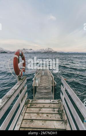 Solitario jetty in legno a Lofoten, Norvegia, prospettiva centrale Foto Stock