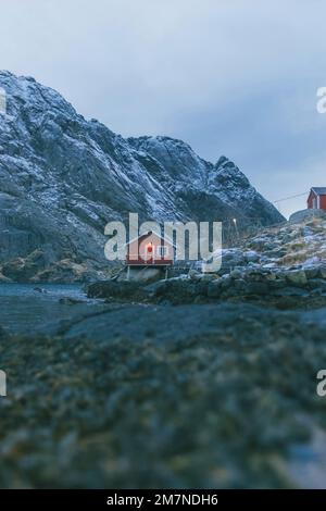 Nusfjord, capanna solitaria illuminata, villaggio di pescatori, Lofoten, Nordland, Norvegia Foto Stock