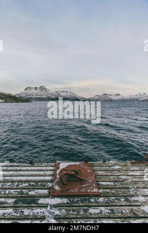 Solitario jetty in legno con jetty in metallo a Lofoten, Norvegia Foto Stock