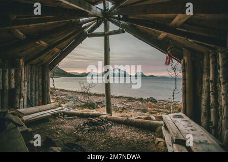 Rifugio in legno a Vesteralen, Norvegia, fuoco, bandiera norvegese, ritiro Foto Stock