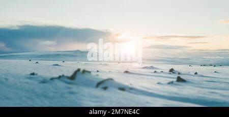 Panorama, paesaggio di neve con montagne innevate in Norvegia, panorama del deserto di neve a Capo Nord (Magerøya), paesaggio di neve e ghiaccio in Scandinavia Foto Stock