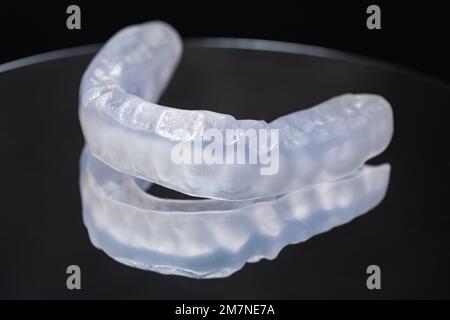 Proteggi bocca dentale, stecca per il trattamento della disfunzione delle articolazioni temporomandibolari, bruxismo, malocclusione, per rilassare i muscoli della mandibola. Foto Stock