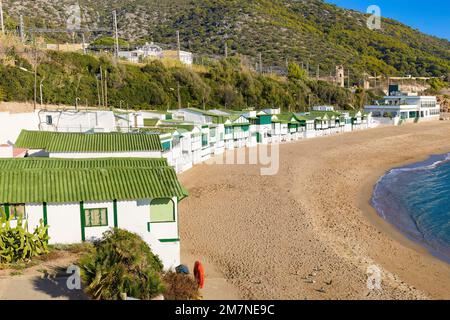 Vista panoramica delle vecchie capanne dei pescatori sulla spiaggia di Garraf, Catalogna, Spagna Foto Stock
