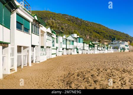 Viste prospettiche delle vecchie capanne dei pescatori sulla spiaggia di Garraf, Catalogna, Spagna Foto Stock