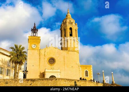 Prispettiva vista della chiesa di San Bartolomeo e San Tecla a Sitges, Catalogna, Spagna. Foto Stock