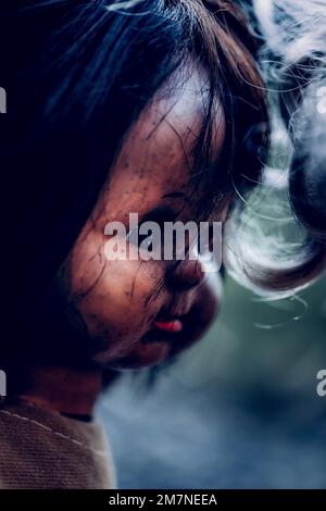 Primo piano del volto di una bambola indossata Foto Stock