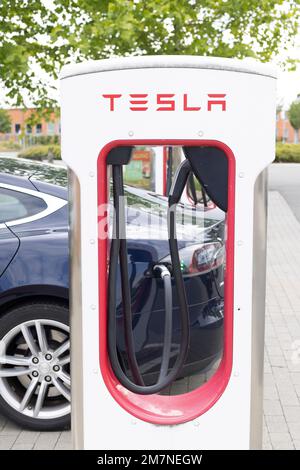 Stazione di ricarica Tesla per auto elettriche Foto Stock