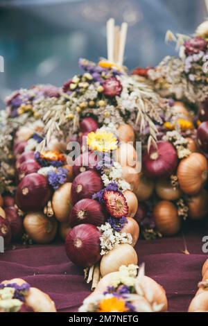 Zibelemärit tradizionale, mercato della cipolla a Berna, Svizzera, cipolle commestibili (Allium cepa), primo piano, treccia di cipolle Foto Stock