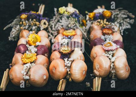 Zibelemärit tradizionale, mercato della cipolla a Berna, Svizzera, cipolle commestibili (Allium cepa), primo piano, treccia di cipolle Foto Stock