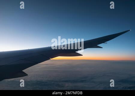 Volare Aeroplane Wing e Dawn Glow sopra il Polo Nord Foto Stock