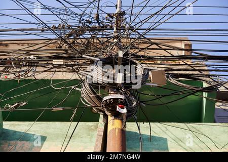 labirinto di cavi elettrici e telefonici Foto Stock