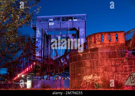 Ponte ascensore illuminato, ex ponte ferroviario del 1848, Magdeburgo, Sassonia-Anhalt, Germania Foto Stock