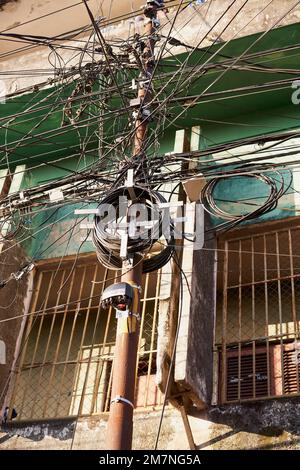 labirinto di cavi telefonici e di alimentazione Foto Stock