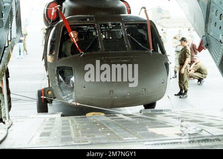 I membri della 101st Airborne Division caricano un elicottero UH-60A Black Hawk in un aereo Starlifter C-141. Due elicotteri UH-60A vengono caricati a bordo del C-141 durante il test di un nuovo kit di trasportabilità. Base: Fort Campbell Stato: Kentucky (Kentucky) Nazione: Stati Uniti d'America (USA) Foto Stock