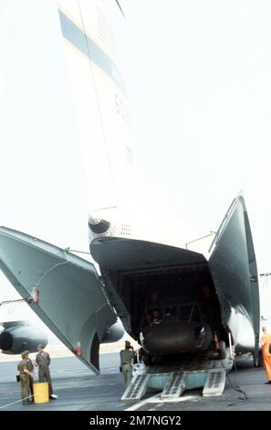 I membri della 101st Airborne Division caricano un elicottero UH-60A Black Hawk in un aereo Starlifter C-141. Due elicotteri UH-60A vengono caricati a bordo del C-141 durante il test di un nuovo kit di trasportabilità. Base: Fort Campbell Stato: Kentucky (Kentucky) Nazione: Stati Uniti d'America (USA) Foto Stock