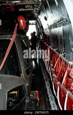 Una vista interna di un aereo Starlifter C-141 che mostra una distanza laterale con un elicottero UH-60A Black Hawk a bordo. I membri della 101st Airborne Division stanno caricando due UH-60AS nel C-141 durante il test di un nuovo kit di trasportabilità. Base: Fort Campbell Stato: Kentucky (Kentucky) Nazione: Stati Uniti d'America (USA) Foto Stock