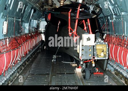 Un elicottero UH-60A Black Hawk viene caricato in un aereo Starlifter C-141. I membri della 101st Airborne Division stanno caricando due elicotteri UH-60A a bordo di un C-141 durante la prova di un nuovo kit di trasportabilità. Base: Fort Campbell Stato: Kentucky (Kentucky) Nazione: Stati Uniti d'America (USA) Foto Stock