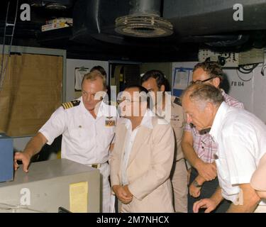 Il CAPT Thomas C. Watson Jr., a sinistra, offre agli ospiti illustri un tour del centro informazioni di combattimento (CIC) a bordo della portaerei USS INDEPENDENCE (CV-62). Paese: Mar Mediterraneo (MED) Foto Stock