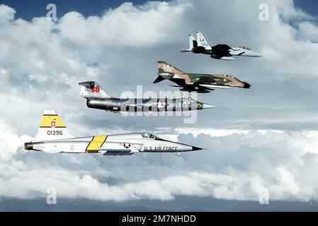 Vista laterale destra di un F-15 Eagle, F-4C Phantom II, F-104 Starfighter e F-5 Tiger II, dall'alto verso il basso, in una missione di addestramento Tactical Training Luke. Gli aeromobili sono, rispettivamente, a partire dai modelli 550th, 310th, 69th, E 425th Tactical Fighter Training Squadron, tutti sotto la 12th Air Force. Base: Luke Air Force base Stato: Arizona (AZ) Paese: Stati Uniti d'America (USA) Foto Stock