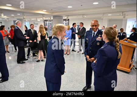 Taylor Bye, a destra, parla con il Capo di Stato maggiore dell'aeronautica, Gen. CQ Brown, Jr. E Gen. Jeannie Leavitt, Capo di sicurezza dell'aeronautica, dopo una cerimonia al Pentagono, Arlington, Virginia, 11 maggio 2022. Bye ha ricevuto il premio Koren Kolligian Jr. 2020 Trofeo per riconoscere la sua eccezionale abilità aerea quando il suo a-10C attacco aereo ha subito un malfunzionamento catastrofica pistola e ha eseguito in sicurezza un atterraggio pancia con la perdita del carrello di atterraggio e della tettoia dell'aeromobile. Foto Stock