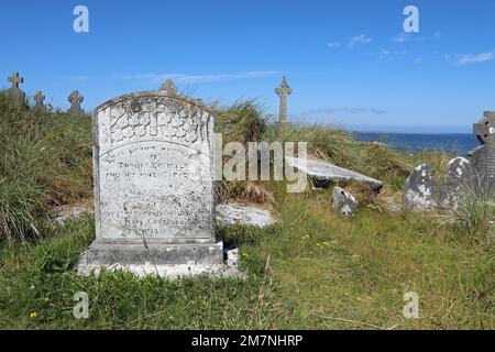 Cimitero Inisheer che si affaccia sulla baia di Galway nella contea di Clare Foto Stock