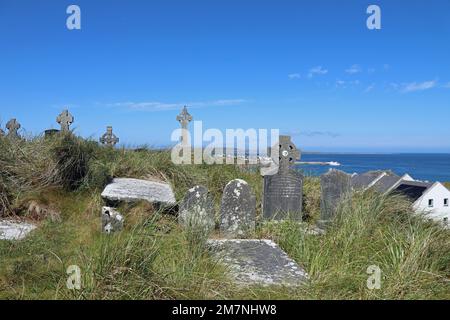 Croci celtiche nel cimitero di Inisheer Foto Stock