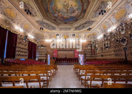 Sala conferenze (Aula Magna) all'interno di Palazzo del Bo, sede storica dell'Università di Padova dal 1493, Padova, Veneto, Italia Foto Stock