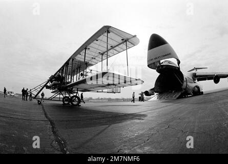 Una replica del Wright 'B' Flyer del 1911 in esposizione davanti ad un velivolo C-5A Galaxy per commemorare il 75th° anniversario del volo storico dei fratelli Wright a Kitty Hawk, North Carolina. La replica volabile è stata costruita da volontari della base e della zona di Dayton. Base: Wright-Patterson Air Force base Stato: Ohio (OH) Paese: Stati Uniti d'America (USA) Foto Stock