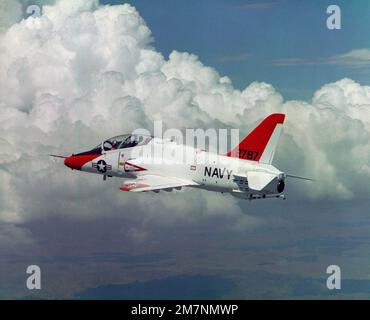 Una vista aria-aria lato sinistro di due aerei Goshawk Fleet Composite Squadron 12 (VC-12) TA-4J in formazione sulla città. Stato: Washington (WA) Paese: Stati Uniti d'America (USA) Foto Stock