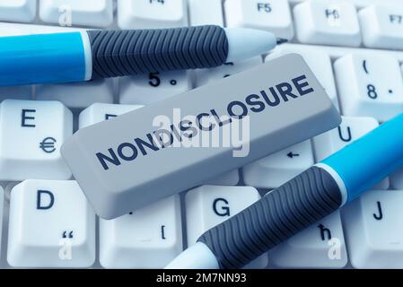 Segno di testo che mostra la non divulgazione. Word per informazioni o materiale riservato per contratto legale Foto Stock