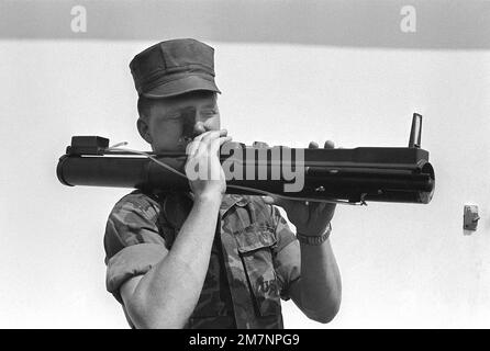 SGT Virgil Dwyer della Co.. L, 3rd BN., 5th Marines, guarda attraverso la vista di un M-72A2 arma anticarro leggero che ha un dispositivo di pistola a pellet montato sul suo lato destro. Questo dispositivo salva il 5th Marines $95,00 ogni volta che viene licenziato durante l'addestramento. Stato: Okinawa Paese: Giappone (JPN) Foto Stock