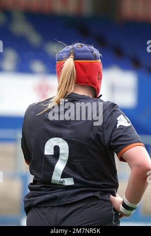 Giocatore di rugby femminile che indossa il cappello di cranio della mischia di rugby Foto Stock