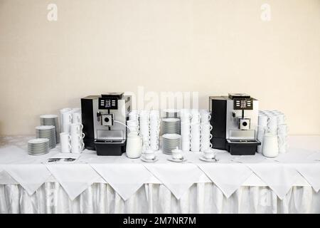 Le macchine per il caffè sono pronte per incontrare gli ospiti durante l'evento. Conferenza di lavoro in hotel Foto Stock