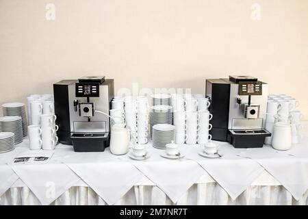 Le macchine per il caffè sono pronte per incontrare gli ospiti durante l'evento. Conferenza di lavoro in hotel Foto Stock