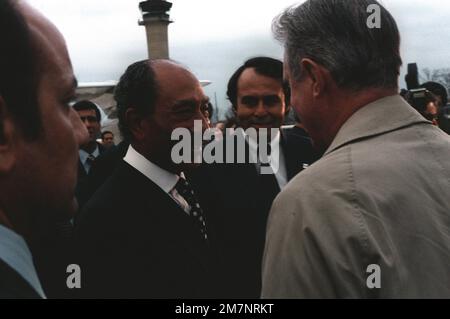 Il Presidente egiziano Anwar Sadat è accolto dal Segretario di Stato Cyrus Vance al suo arrivo negli Stati Uniti per una visita. Base: Andrews Air Force base Stato: Maryland (MD) Paese: Stati Uniti d'America (USA) Foto Stock