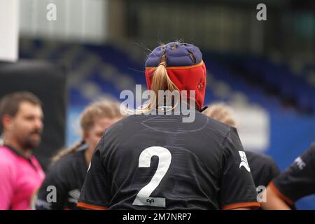Giocatore di rugby femminile che indossa il cappello di cranio della mischia di rugby Foto Stock
