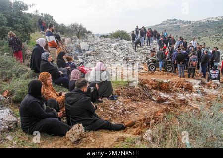 Una famiglia palestinese è vista vicino ai detriti della loro casa distrutta nel villaggio di Kafr al-Dik, vicino a Salfit, nella Cisgiordania occupata. L'esercito israeliano ha demolito una casa appartenente a una famiglia palestinese, con il pretesto di non ottenere un permesso. Foto Stock