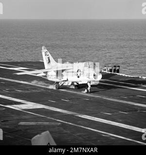 Una vista frontale destra di un velivolo Corsair II Medium Attack Squadron 37 (VA-37) A-7E che atterra sul ponte di volo della portaerei USS SARATOGA (CV 60) durante esercizi di addestramento al largo della costa della Florida. Base: USS Saratoga (CV 60) Nazione: Oceano Pacifico (POC) Foto Stock